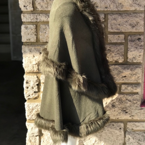 LUXURIOUS Green Faux Fur Double Layer Cape Coat - Picture 5 of 9